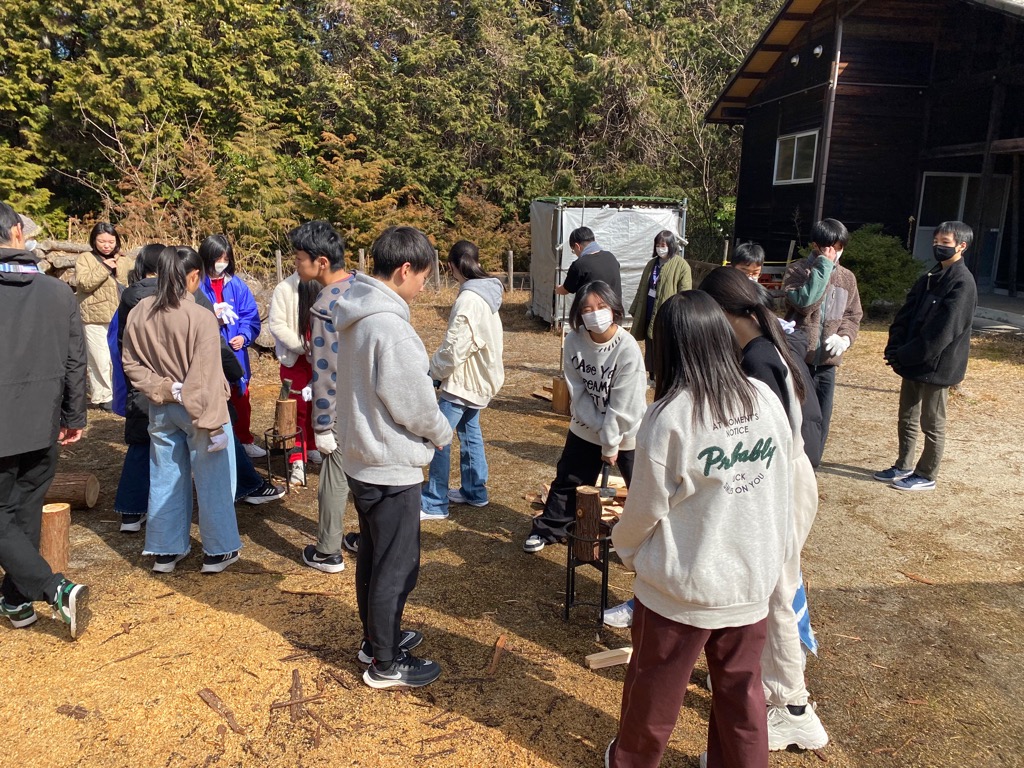 中学生交流プロジェクトまき割り体験の様子